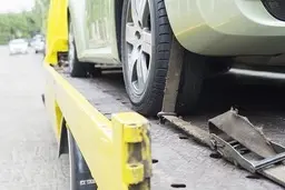 تخلف برخی از مأموران مبنی بر عدم تحویل خودرو به مالک 