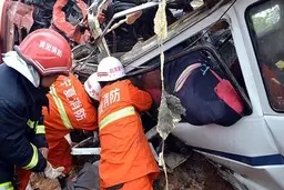 واژگونی اتوبوس جاده را خونین کرد!  | ۲۷ کشته و چندین زخمی در پی واژگونی وحشتناک اتوبوس 