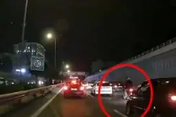 دستگیری سارقان گوشی در اتوبان نیایش + ویدئو لحظه سرقت