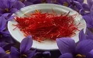 هرگز برای پودر کردن زعفران از قند استفاده نکن! | ترفند دم کردن صحیح زعفران و نگهداری آن +ویدئو