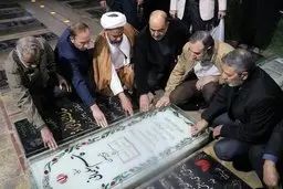 تصویری از حضور فرمانده کل ارتش بر سر مزار سردار سلیمانی