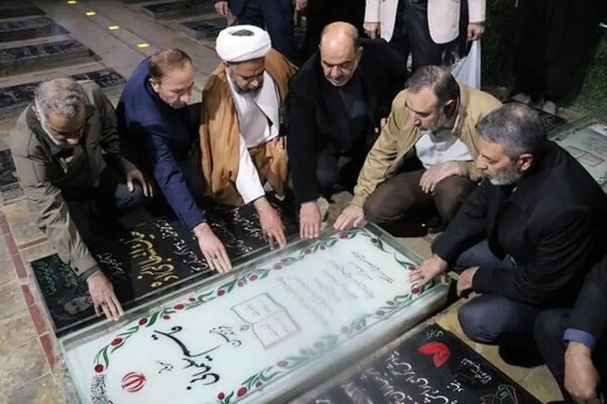 تصویری از حضور فرمانده کل ارتش بر سر مزار سردار سلیمانی
