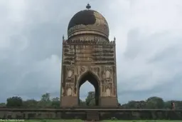 جلوه‌گری ابیاتی از سعدی در آرامگاه شاه بریدی در‌ جنوب هندوستان

