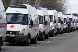 صف طولانی آمبولانس‌ها مقابل بیمارستان‌های مسکو همزمان با اوج گرفتن شیوع کرونا