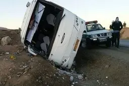 حادثه  |  یک دستگاه اتوبوس مسافربری در جاده تهران- مشهد  با ۴۹ مسافر واژگون شد.

