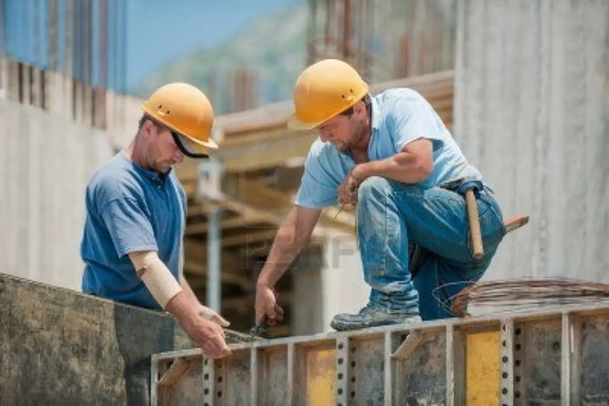 خبر خوش برای کارگران ساختمانی | کارگران ساختمانی بیمه می‌شوند