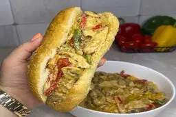 اگر نمیدونی برای شام چی درست کنی که هم زود درست بشه هم سیر بشی، بیا اینجا | طرز تهیه ساندویچ مرغ پنیری در کمتر از ۲۰ دقیقه! + ویدئو