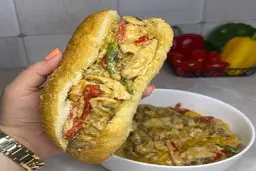 اگر نمیدونی برای شام چی درست کنی که هم زود درست بشه هم سیر بشی، بیا اینجا | طرز تهیه ساندویچ مرغ پنیری در کمتر از ۲۰ دقیقه! + ویدئو