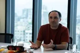 مدیرعامل هلدینگ هزاردستان: اگر نمی‌خواستیم بورسی شویم، چرا پنج سال برایش جنگیدیم؟