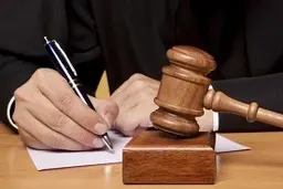 یک محکوم به فحاشی و تهدید در مشهد ملزم به مطالعه و بازنویسی متون دینی شد 