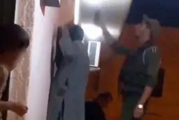 سرباز وظیفه در کلانتری زاهدان متهم را شکنجه کرد! | رئیس کلانتری زاهدان به دلیل کوتاهی در ضرب و شتم متهم برکنار شد