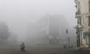 شهر اراک غرق در مه و آلودگی شدید | دید رانندگان به صفر رسید! +ویدئو