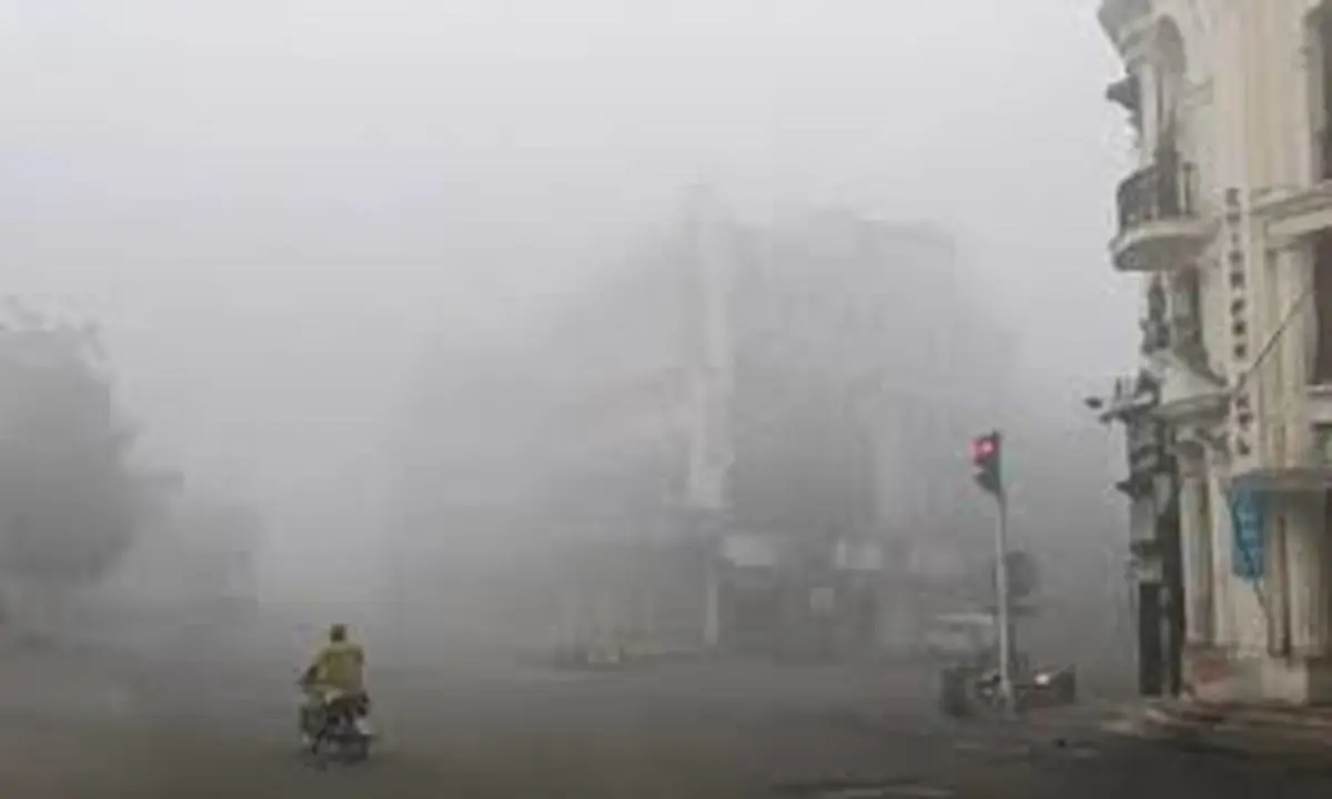 شهر اراک غرق در مه و آلودگی شدید | دید رانندگان به صفر رسید! +ویدئو