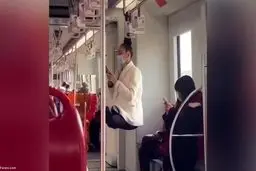  آویزان شدن یک زن با موهایش در مترو!+ویدئو