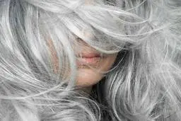 بهترین رنگ مو برای موهای سفید | نکات مهم در رنگ‌آمیزی موهای سفید