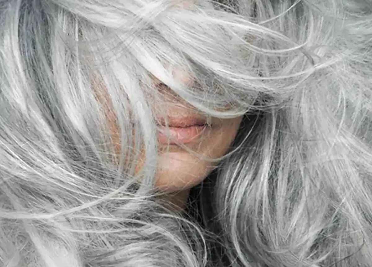 بهترین رنگ مو برای موهای سفید | نکات مهم در رنگ‌آمیزی موهای سفید