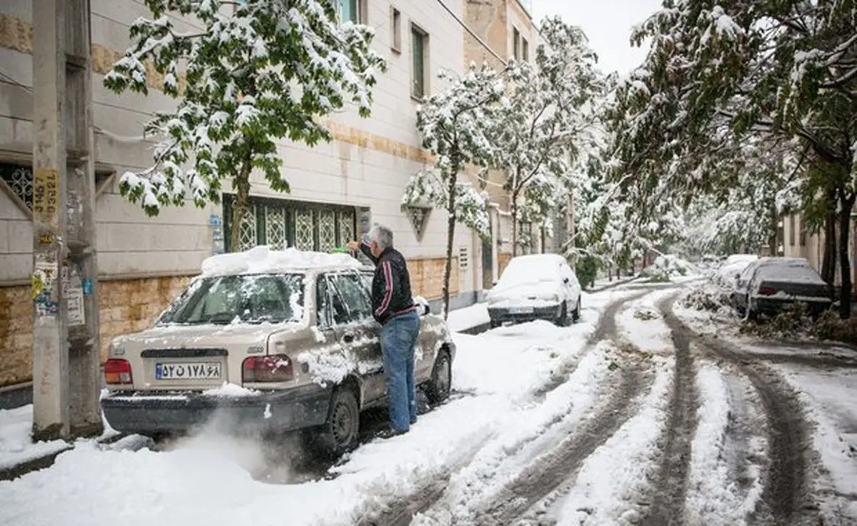 بارش برف در تهران‌ آغاز شد