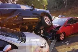 تصاویر تصادف شدید آرنولد شوارتزنگر در لس‌آنجلس 