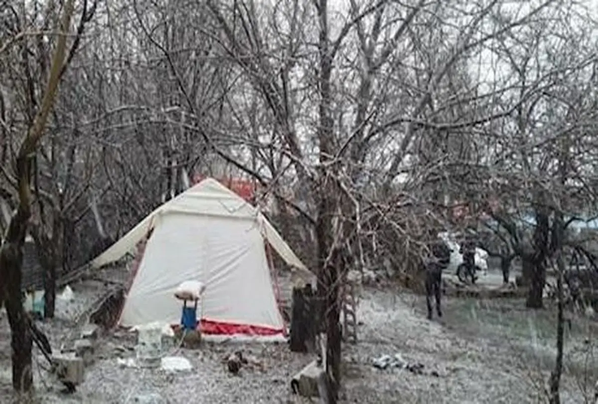  برف | مردم شهر زلزله زده سی سخت دزبیرون ازخانه زیر بارش برف