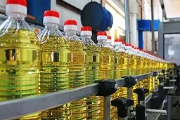 
بخشی از مرغ و روغن وارداتی با ارز ۴۲۰۰ تومانی به خارج قاچاق می‌شود

