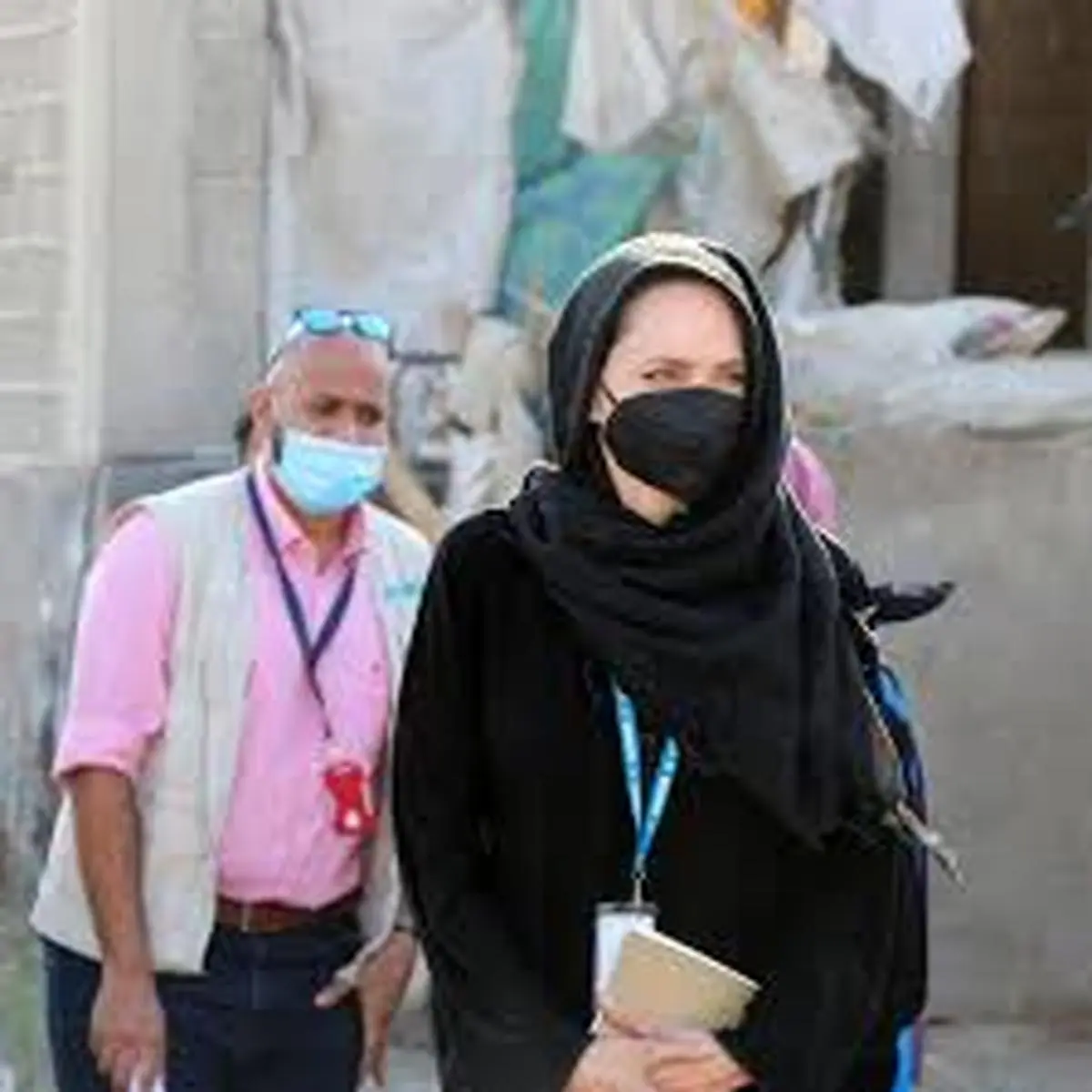 حضور آنجلینا جولی با حجاب کامل در بین مردم یمن+ویدئو