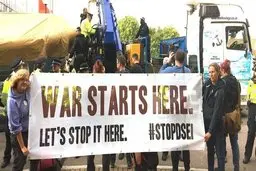 اعتراضات ضد جنگ در لندن همزمان با گشایش نمایشگاه تسلیحاتی