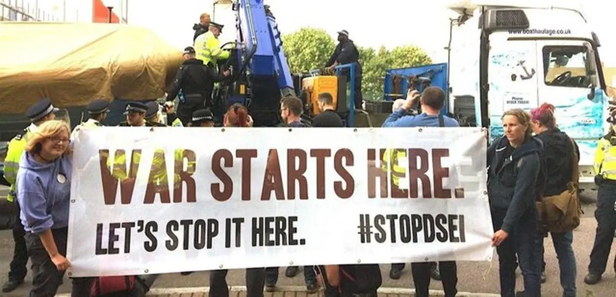 اعتراضات ضد جنگ در لندن همزمان با گشایش نمایشگاه تسلیحاتی