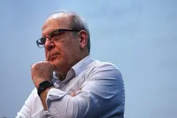 عباس عبدی : کار دستگاه اطلاعاتی که نباید خواندن روزنامه و سایت و دستور حذف خبر و تیتر باشد