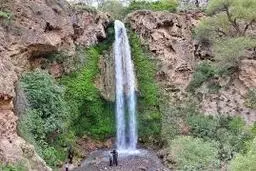 آبشار فصلی بعد از بارش باران و تگرگ در روستای آل، خراسان‌رضوی+ویدئو 