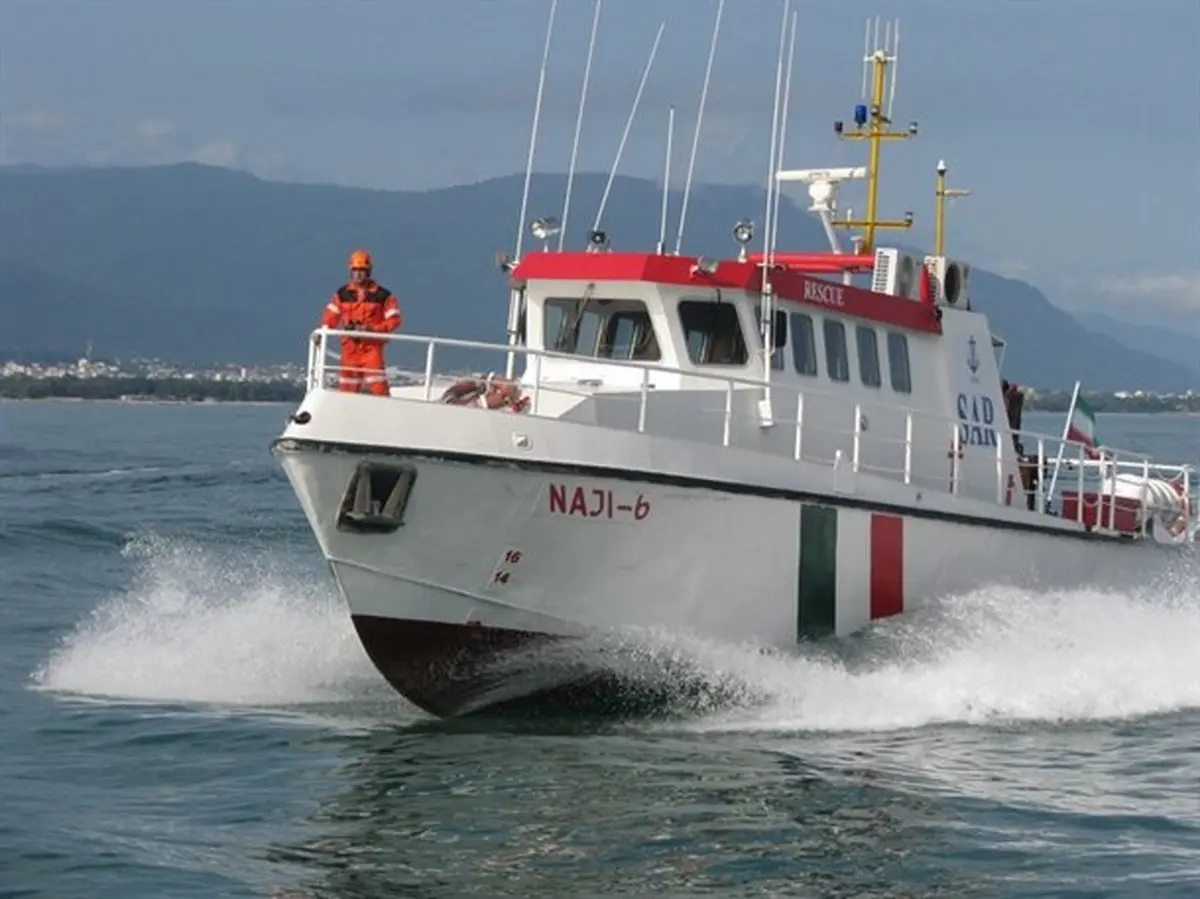 تیم جستجو و نجات دریایی بندر نوشهرموفق به نجات ۵ ماهیگیر محلی شدند