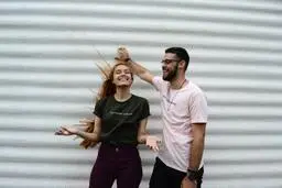 چگونه جذاب بنظر برسیم؟ | راه‌های افزایش جذابیت