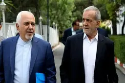 حمله تند «کیهان» به مشاوران دولت؛ ترسو و بزدل هستند | خانه تکانی و ظریف را حذف کنید