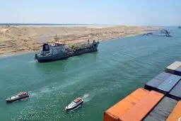 بلومبرگ: زیان روزانه مسدودشدن کانال سوئز ۹.۶ میلیارد دلار است