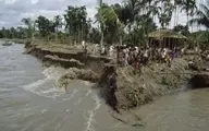   شنای 4 کیلومترمرد بنگلادشی برای درخواست داروی بیماری کرونا


