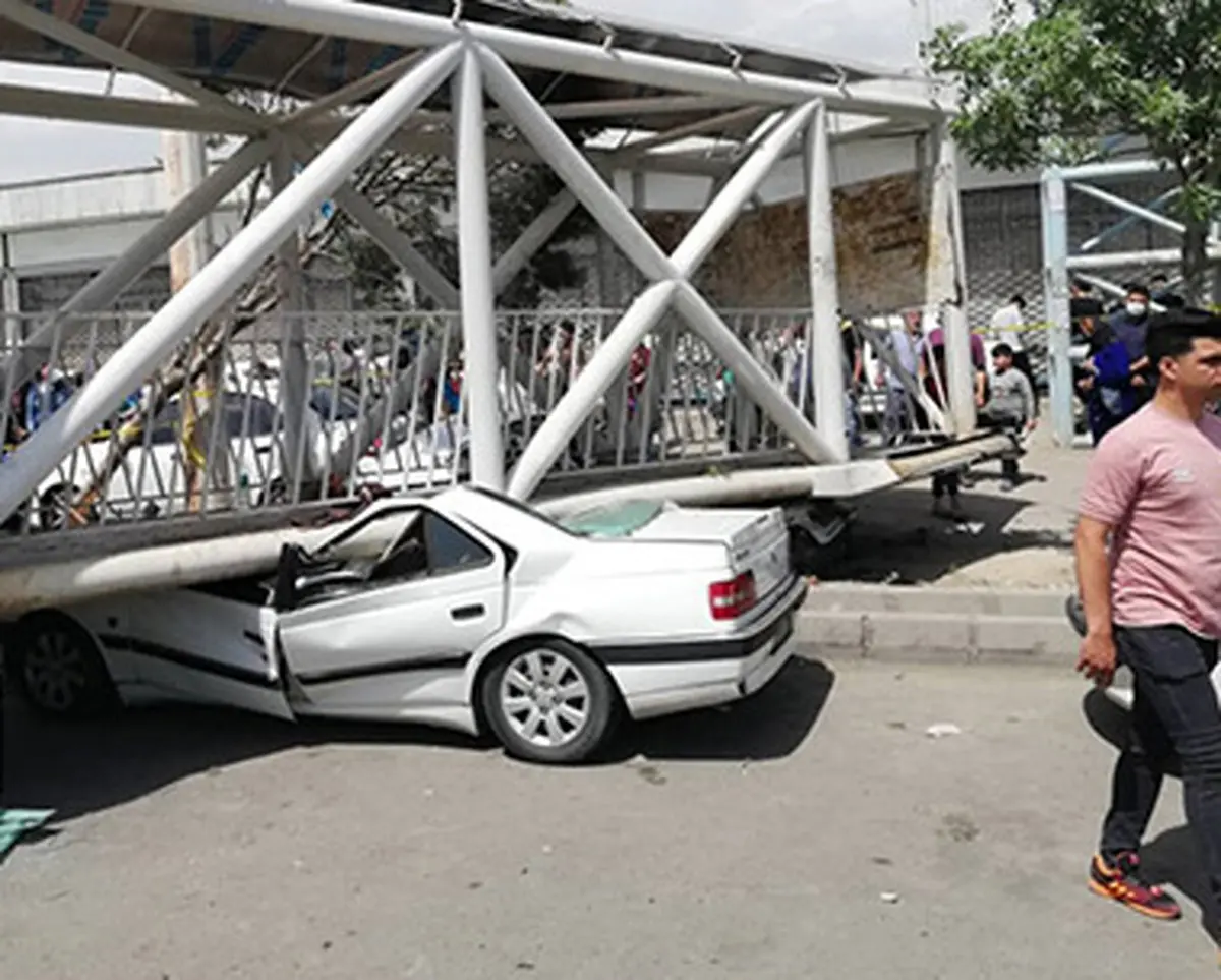 سقوط عجیب پل عابر پیاده در تهران+تصاویر| پل عابر پیاده هوایی در بزرگراه سعیدی شهرستان بهارستان سقوط کرد