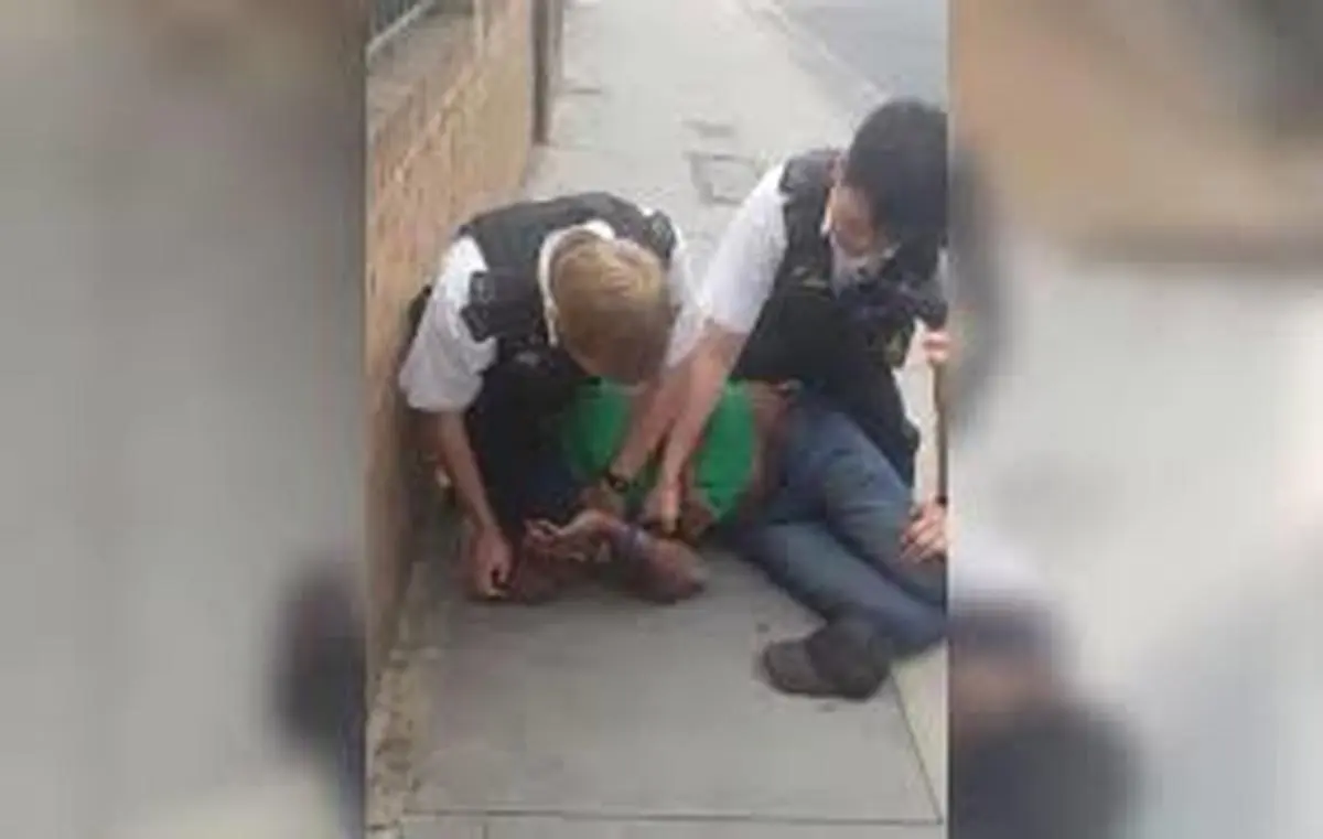 تعلیق یک افسر پلیس در بریتانیا/ دلیل: قرار دادن زانو روی گردن یک سیاه پوست