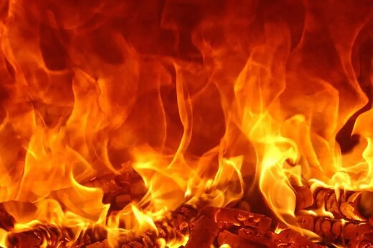  آتش سوزی گسترده در شرکت تولید روغن موتور مبارکه + ویدئو