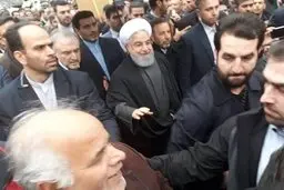 روحانی به جمع راهپیمایان یوم الله ۲۲ بهمن پیوست