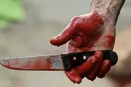 یک جوان در مشهد  با تیغ موکت بری به جان یک روحانی افتاد | حمله خونین به امام جمعه با تیغ موکت بری