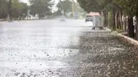 تصویری عجیب از راه فرار دو جوان از بارش شدید تگرگ در مشهد!
