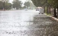 تصویری عجیب از راه فرار دو جوان از بارش شدید تگرگ در مشهد!