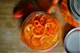 این یکی از عجیب ترین و خوشمزه ترین مربا هاست | طرز تهیه مربا فلفل دلمه ای +ویدئو