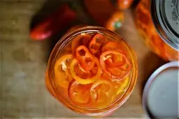 این یکی از عجیب ترین و خوشمزه ترین مربا هاست | طرز تهیه مربا فلفل دلمه ای +ویدئو