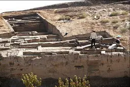 
دانشگاه آزاد قم در حریم تپه‌ هفت‌هزارساله
