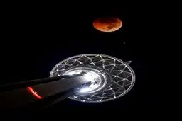 تصاویری از ماه گرفتگی در آسمان تهران | ماه گرفتگی بر فراز برج میلاد را ببینید +ویدئو