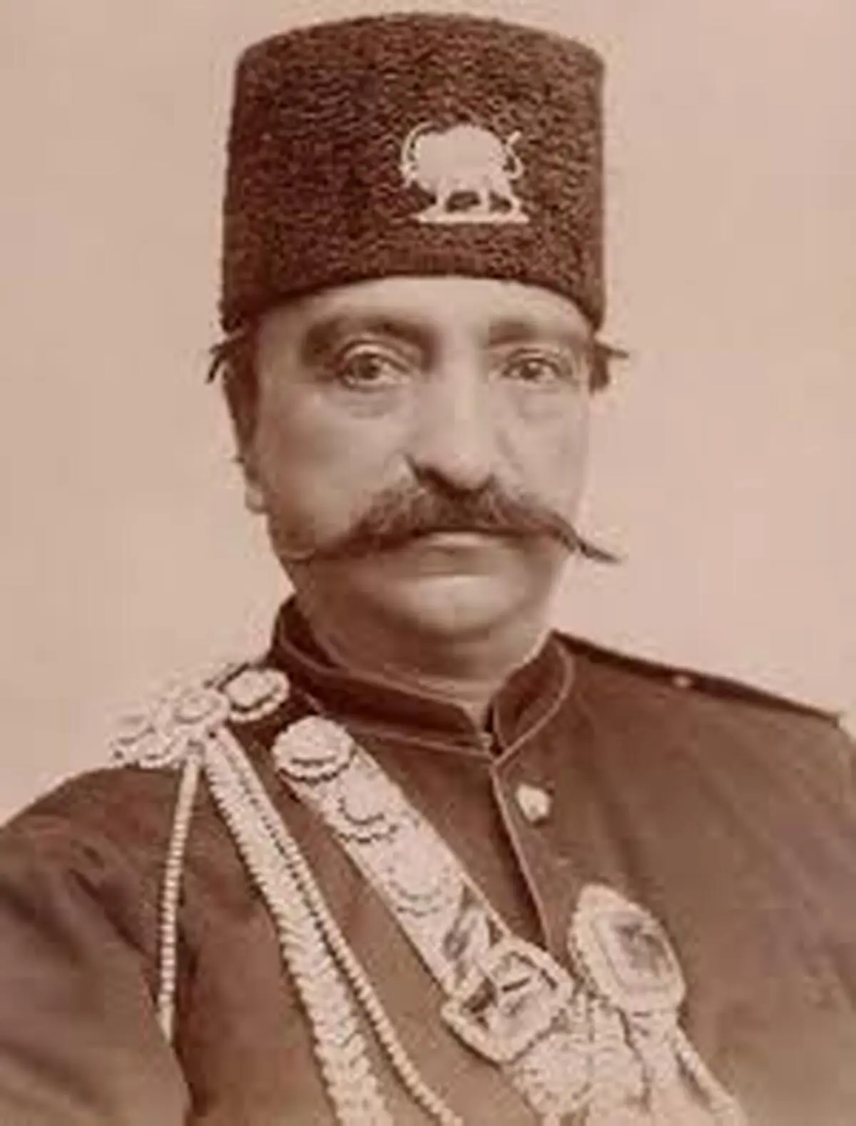 عکس دیده‌نشده از چهره واقعی ناصرالدین شاه و مادر و خواهرش کنار تخت طاووس+تصویر