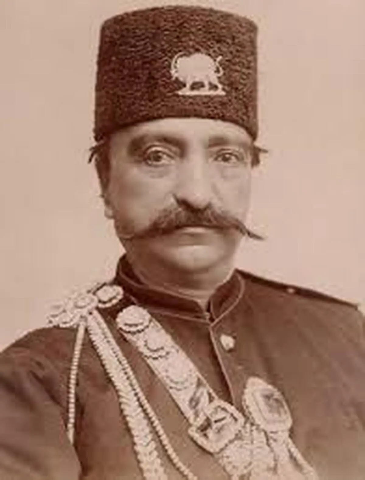 عکس دیده‌نشده از چهره واقعی ناصرالدین شاه و مادر و خواهرش کنار تخت طاووس+تصویر