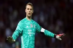مانوئل نویر جام قهرمانی را بالای سر نبرد 