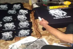 (تصاویر) تولید تی‌شرت با تصاویر سردار سلیمانی در اندونزی 