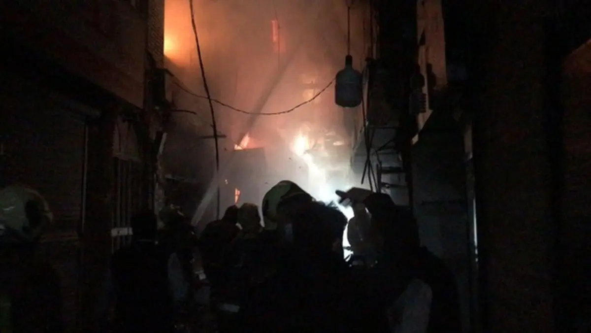 آتش‌سوزی گسترده در بازار بزرگ تهران | ۳۰ مغازه طعمه آتش شدند